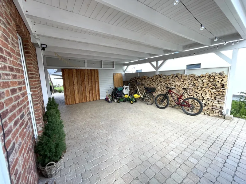 Carport mit Holzlager