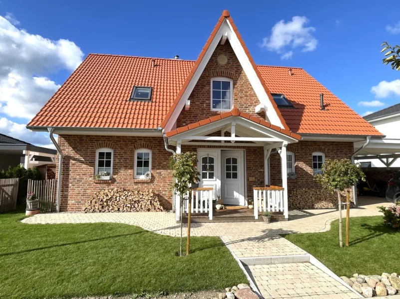 Vorderansicht des Hauses - Haus kaufen in Klein Rönnau - TOP ! NeuwertigesFriesenhaus in bevorzugter Lage von Klein RönnauProvisionsfrei für Käufer !***360 Grad Rundgang***