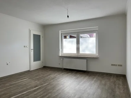 Zimmer 1 (Wohnzimmer) - Wohnung mieten in Burg (Dithmarschen) - Vielseitige Mietfläche im Erdgeschoss - Ideal für Gewerbe oder Wohnen!