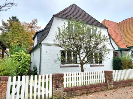 Titelbild - Haus mieten in Heide - Großzügiges Einfamilienhaus in zentraler Lage zur Miete