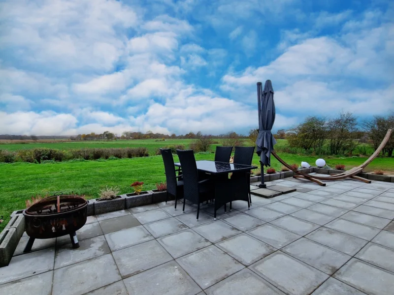 Terrasse - Haus kaufen in Tellingstedt / Rederstall - Teilmodernisiertes Wohnhaus mit Blick in die Natur