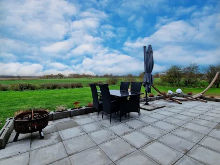 Terrasse - Haus kaufen in Tellingstedt / Rederstall - Teilmodernisiertes Wohnhaus mit Blick in die Natur