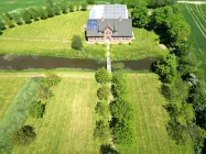 Parkähnliche Gärten, Rasenflächen, Baumgruppen und andere landschaftliche Elemente 