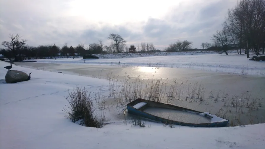 Malerisches Anwesen, eingebettet in eine verschneite Landschaft