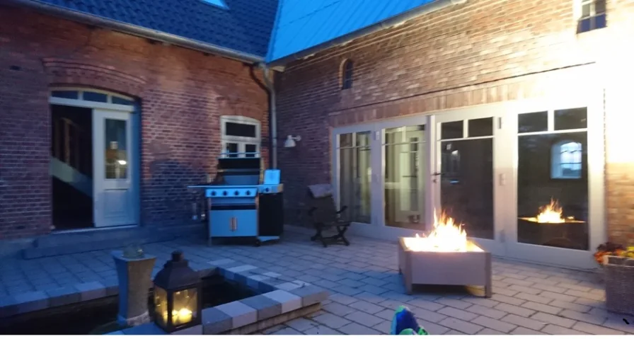 Die Terrasse mit Feuerstelle, zeigt den gemütlichen und gepflegten Außenbereich und lädt zum Verweilen ein