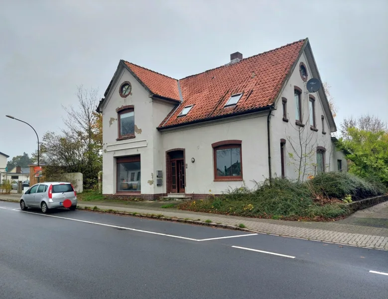 Außenbild - Haus kaufen in Hennstedt - Handwerkerobjekt - großzügiges Zweifamilienhaus mit viel Potenzial