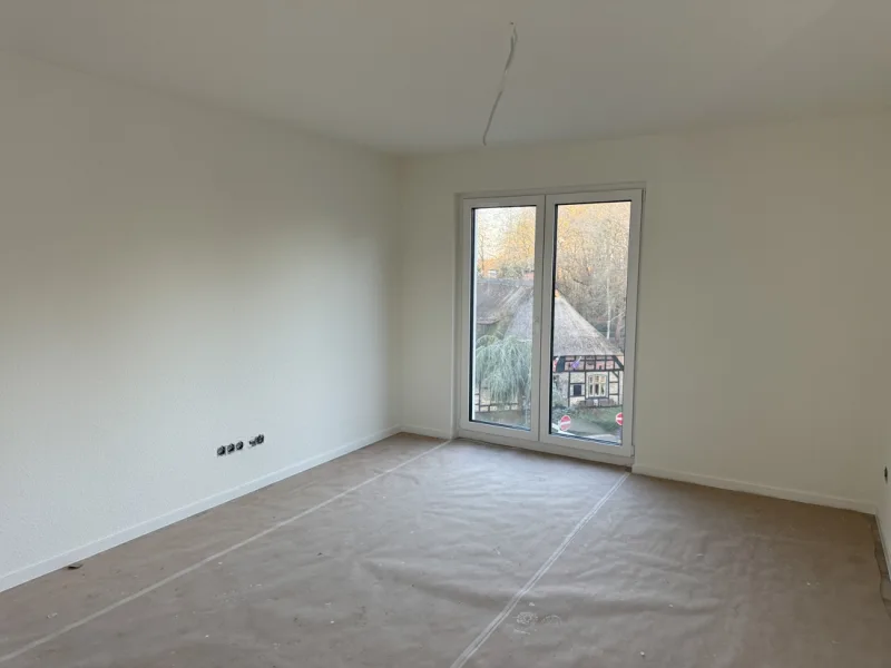 Wohnzimmer mit Zugang zum Balkon