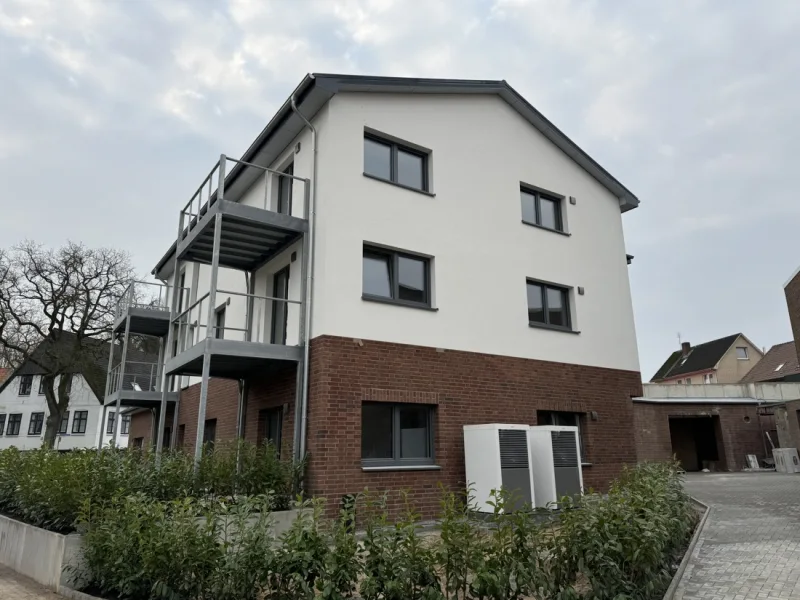 Außenansicht - Wohnung mieten in Burg (Dithmarschen) - Barrierearme 2 Zimmer - Wohnung im Erdgeschoss mit 91,65qm!