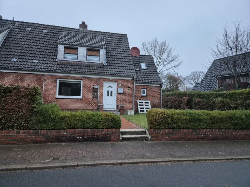 Straßenansicht - Haus kaufen in Burg (Dithmarschen) - Kleine Doppelhaushälfte mit Charme und Charakter