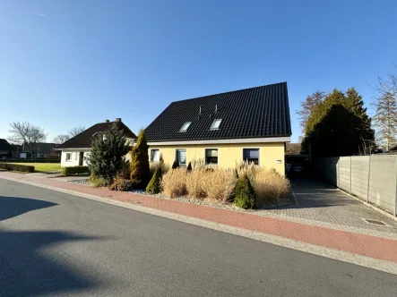 Aussenansicht vorne - Haus kaufen in Marne - INVESTOREN AUFGEPASST! Zwei neuwertige Doppelhaushälften in ruhiger Wohnlage in Marne!