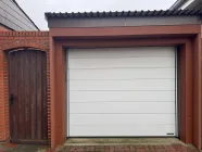 Garage mit elektrischem Tor