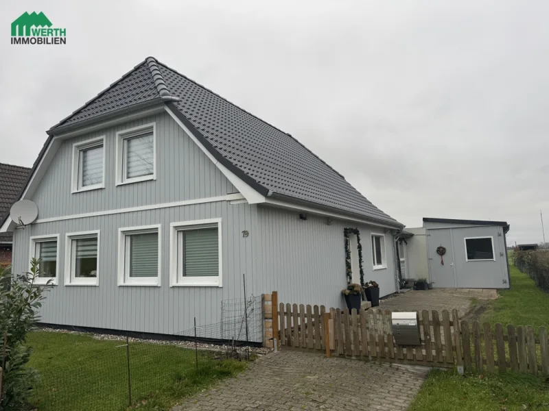 Straßenansicht - Haus kaufen in Friedrichskoog - idyllisches Wohnen am Deich - Einfamilienhaus mit Werkstatt, Garage und großem Grundstück.