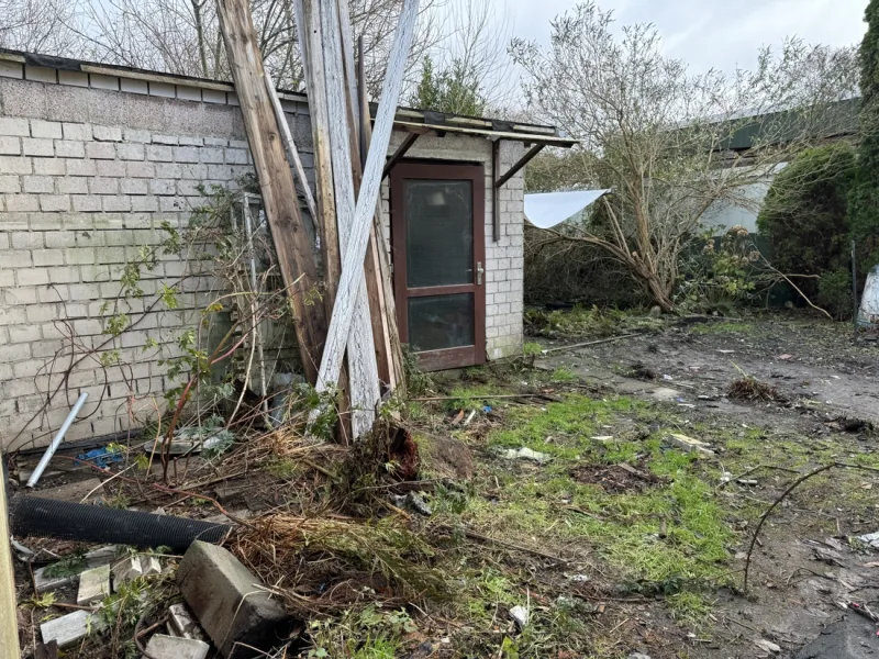 Blick auf den Abstellraum neben der Garage