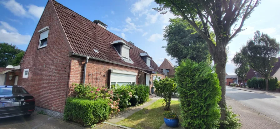  - Haus kaufen in Heide - -fünf Minuten zu Fuß zum WKK-              gemütliche Doppelhaushälfte mit Garage in zentraler Lage