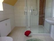 das geräumige Badezimmer