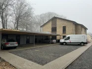 Parkplätze mit Carports