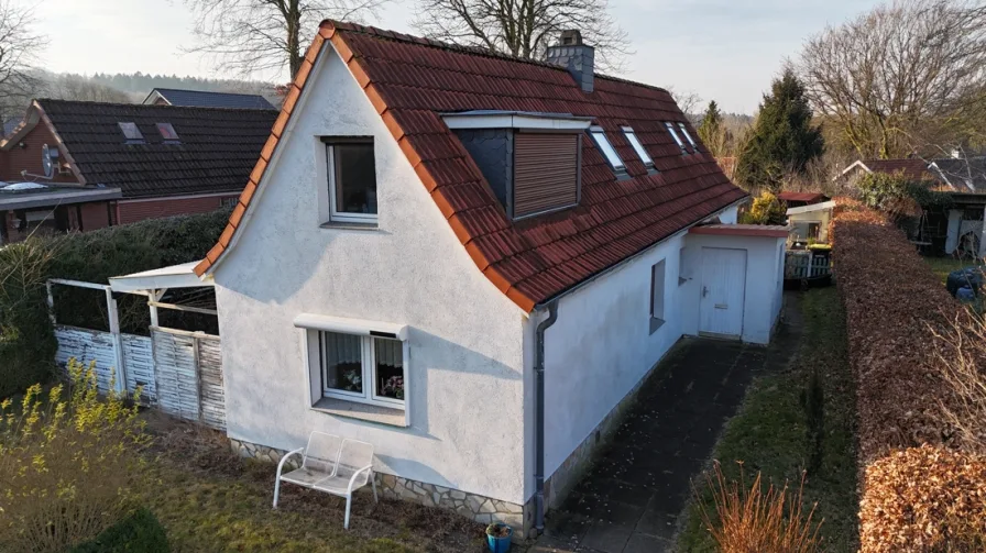 Vorderansicht - Haus kaufen in Burg (Dithmarschen) - Grünes Naturidyll in zentrumsnaher Lage!