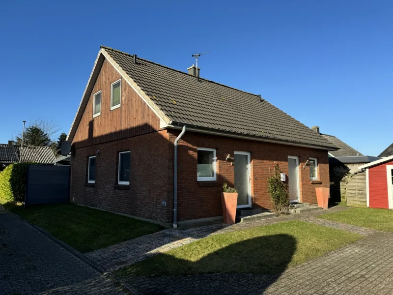 Ansicht vom Parkplatz - Haus kaufen in Friedrichskoog - Gepflegte Doppelhaushälfte an der Nordsee – Ihr Traumdomizil am Meer!