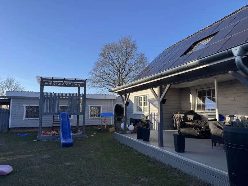 Garten und überdachte Terrasse