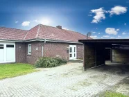 Frontansicht mit Carport