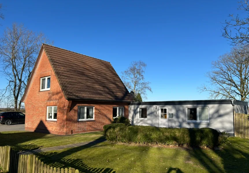 Straßenansicht - Haus kaufen in Windbergen / Schmalbeck - Einfamilienhaus mit Einliegerwohnung am Wodansberg