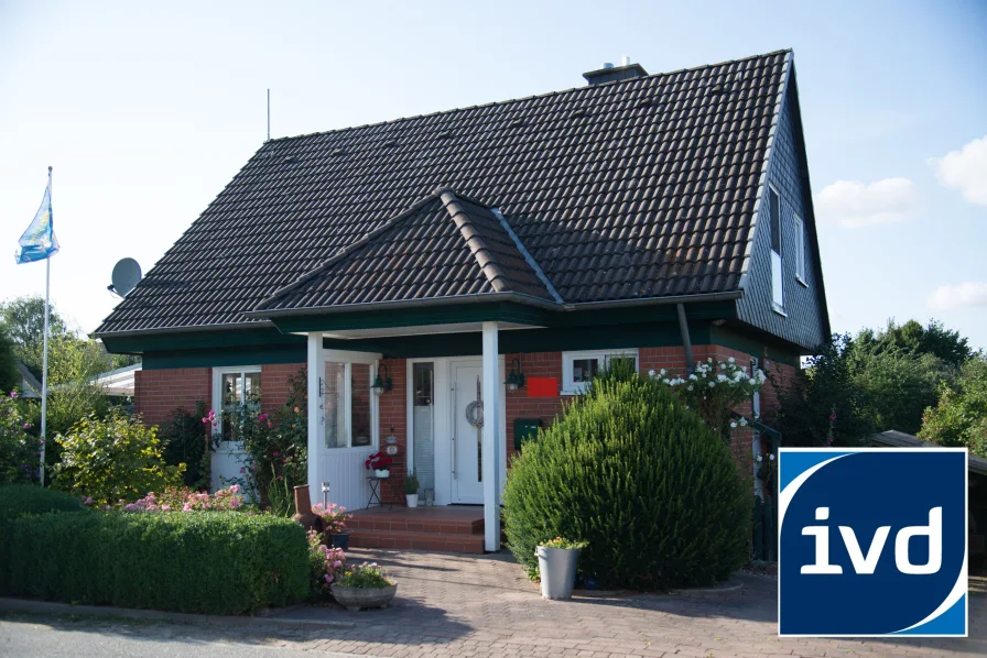 DersauTitelEingang - Haus kaufen in Dersau - Einfamilienhaus in ruhiger idyllischer Lage mit Keller, Wintergarten und Doppelcarport