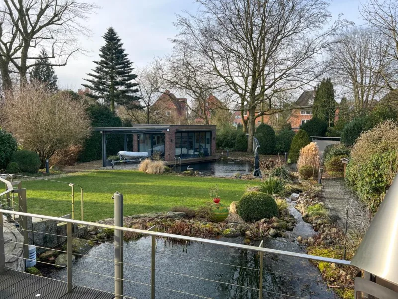 eingewachsener Garten mit Pavillon