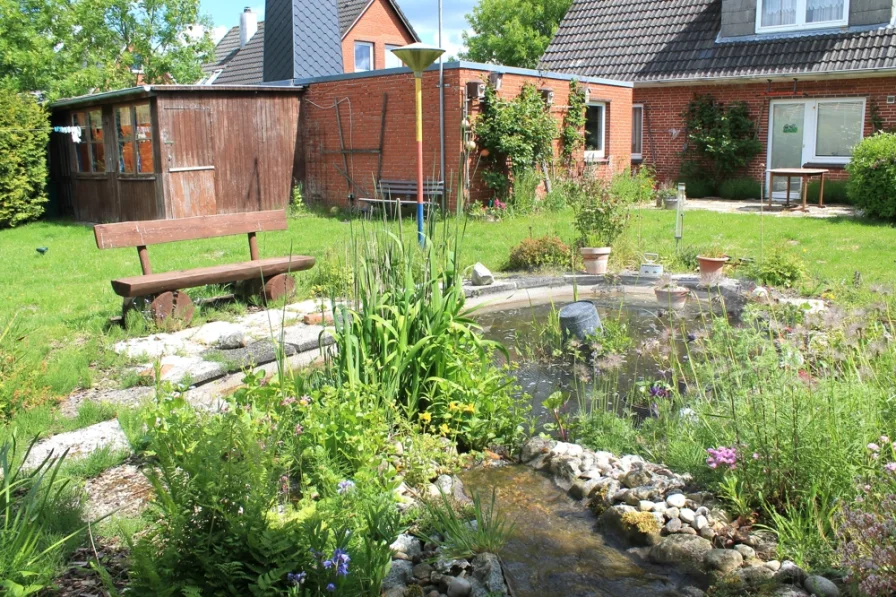 Gartenteich & Nebengebäude