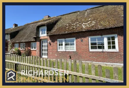 Ansicht von Süden - Haus kaufen in Ockholm - Reetdachgedecktes Reihenmittelhaus mit Südgarten nahe der Nordsee in Ockholm