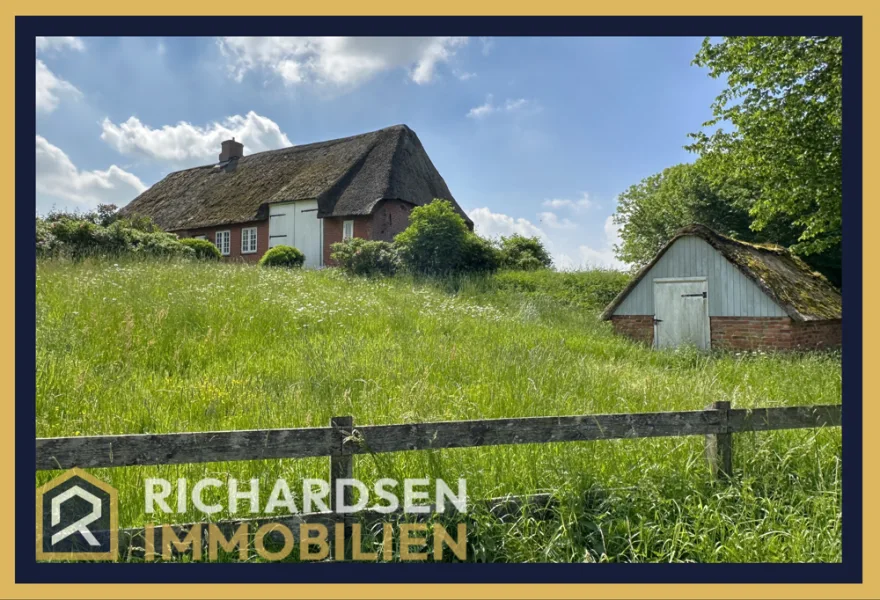 Ansicht von Westen - Haus kaufen in Dagebüll - Wohnen auf der Tyenswarft in einem charmanten, reetgedeckten Friesenhaus nahe der Nordsee