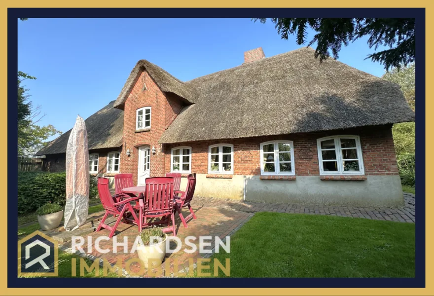 Ansicht von Süden - Haus kaufen in Klanxbüll - Reetdachhaus mit viel Charme auf einem idyllisch und ruhig gelegenen Grundstück in Klanxbüll