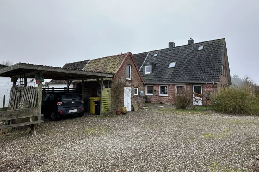 Carport und Nebengebäude