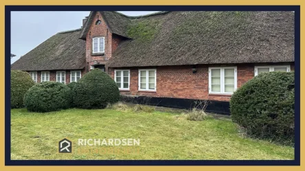 Hausansicht von Norden - Haus kaufen in Niebüll - Historisches Reetdachhaus unter Denkmalschutz