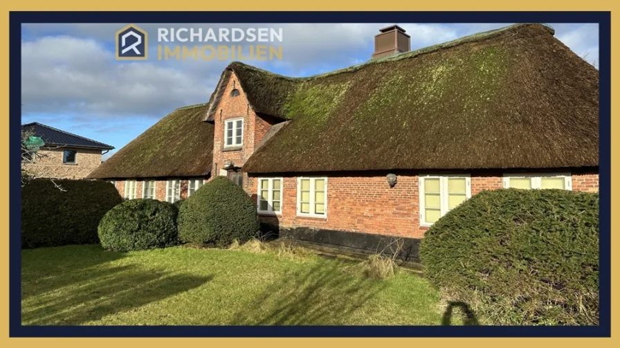 Hausansicht von Süden - Haus kaufen in Niebüll - Historisches Reetdachhaus unter Denkmalschutz