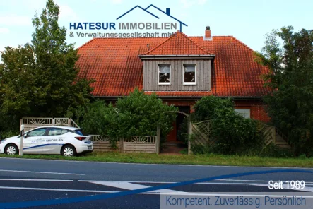 Titelbild - Haus kaufen in Marklohe - Idyllisches Zweifamilienhaus mit Garten und Nebengebäuden in Neulohe zu verkaufen