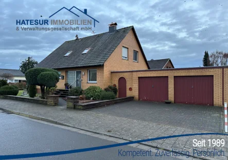 Titelbild - Haus kaufen in Nienburg - Einfamilienhaus mit Doppelgarage und Sauna in Nienburg zu verkaufen