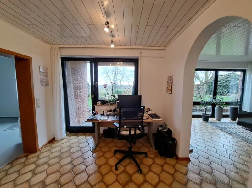 Büro mit Ausgang zur Loggia