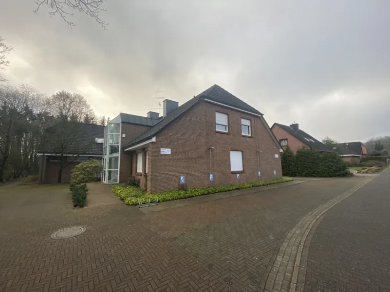 Straßenansicht - Haus mieten in Steimbke - Hochwertige Wohnung in Top Lage in Steimbke