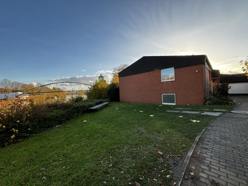 Vorderansicht - Haus mieten in Nienburg (Weser) - Bungalow mit Garten und Weserblick in Nienburg!