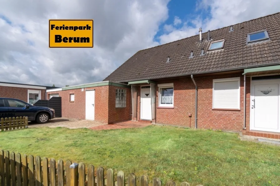 7856 Titelbild mit Ortsschild - Haus kaufen in Berumbur - Gepflegte Doppelhaushälfte mit Garage und überdachter Terrasse im Ferienpark Berum!