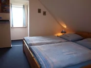 7879 Schlafzimmer mit Durchgang zum Ankleidebereich