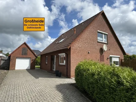 7875 Titelbild mit Ortsschild - Haus kaufen in Großheide - Grundsolides, äußerst gepflegtes Einfamilienhaus m. viel Platz und zahlreichen Nutzungsmöglichkeiten