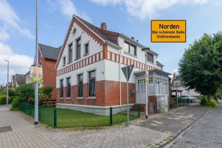 7905 Titelbild mit Ortsschild - Haus kaufen in Norden - Ansprechendes, flexibel nutzbares Wohnhaus als Baudenkmal im Herzen der Stadt Norden!