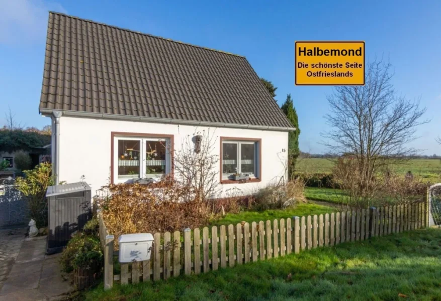 7926 Titelbild mit Ortsschild - Haus kaufen in Halbemond - Uriges Wohnhaus mit großzügigem Grundstück in zentraler Lage von Halbemond in Richtung Norden!