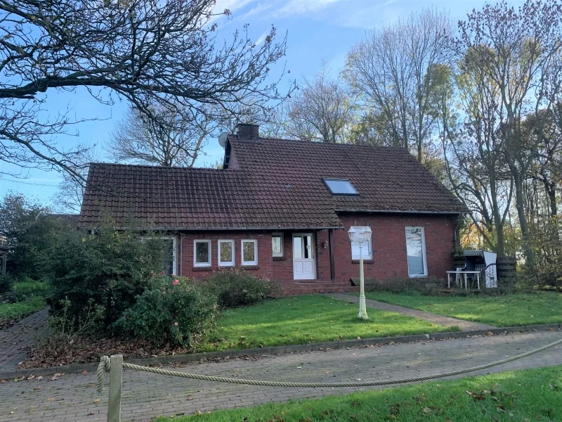 Vorderansicht Haus 1 - Wohnung kaufen in Butjadingen - Wohnhaus mit 3 Ferienwohnungen in toller Lage mit Deichblick