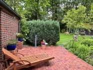 Terrasse mit Blick in den Garten