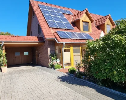 Vorderansicht - Haus kaufen in Wiefelstede - Sehr gepflegte Doppelhaushälfte in Metjendorf
