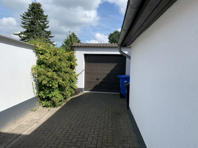 Auffahrt mit Garage