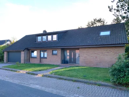 Vorderansicht_1 - Haus kaufen in Nordenham - Großer Winkelbungalow am Stadtrand