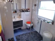 Badezimmer mit großer Dusche